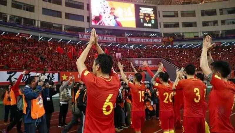  比勒菲尔德主场气势如虹，球迷助威催生胜利动力